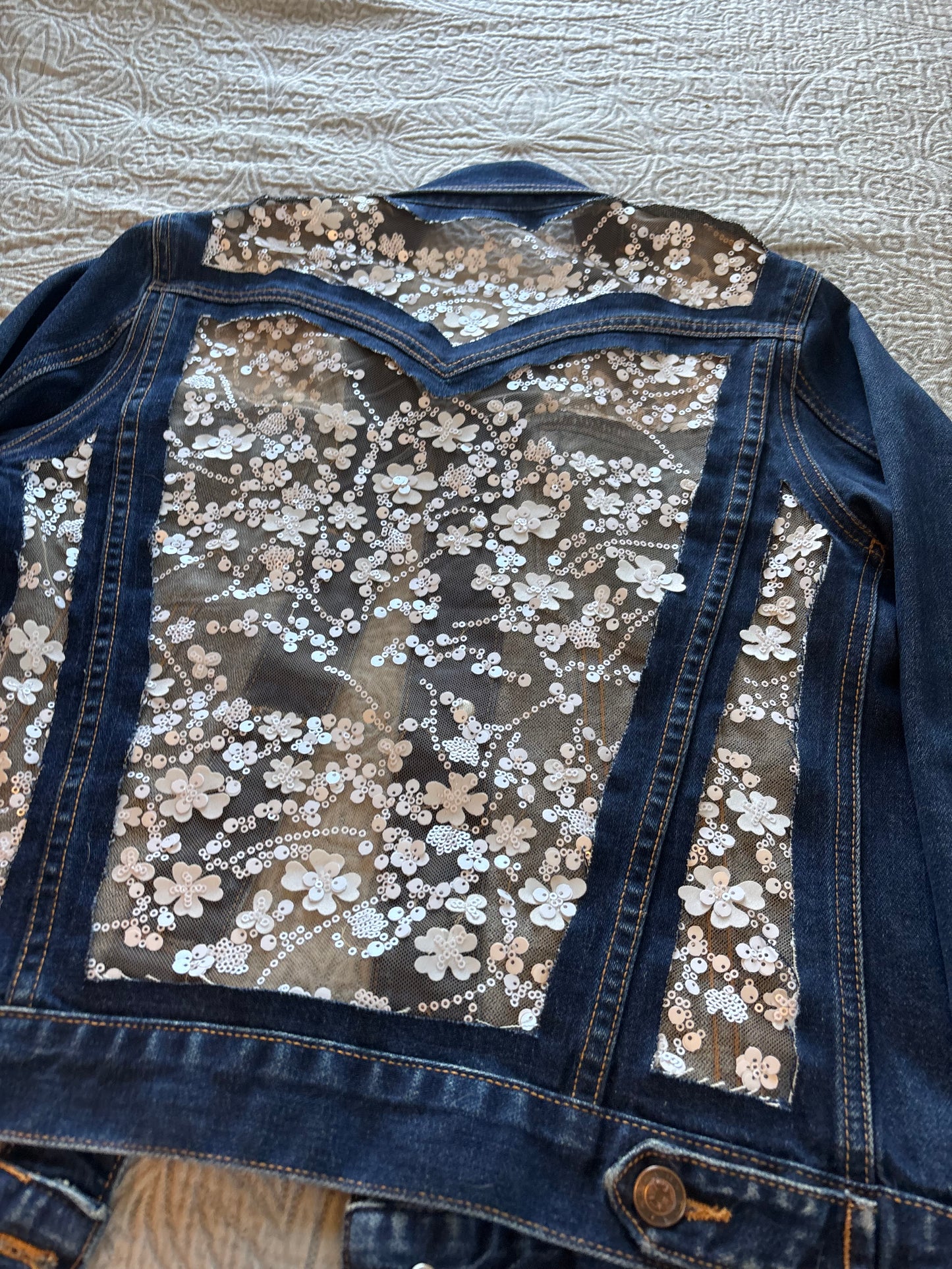 White Floral Dark-Wash Denim Jacket [S]