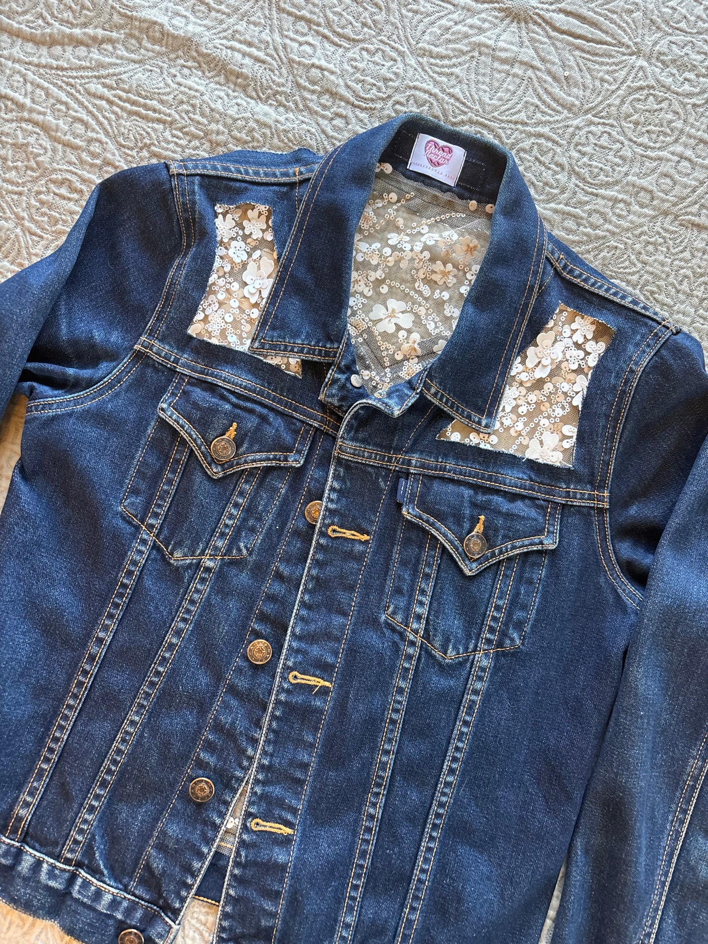 White Floral Dark-Wash Denim Jacket [S]