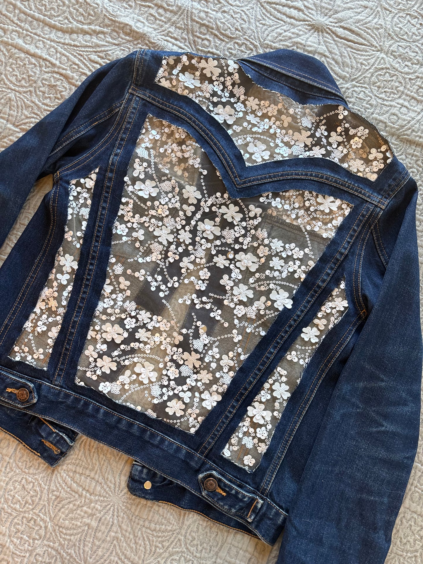 White Floral Dark-Wash Denim Jacket [S]