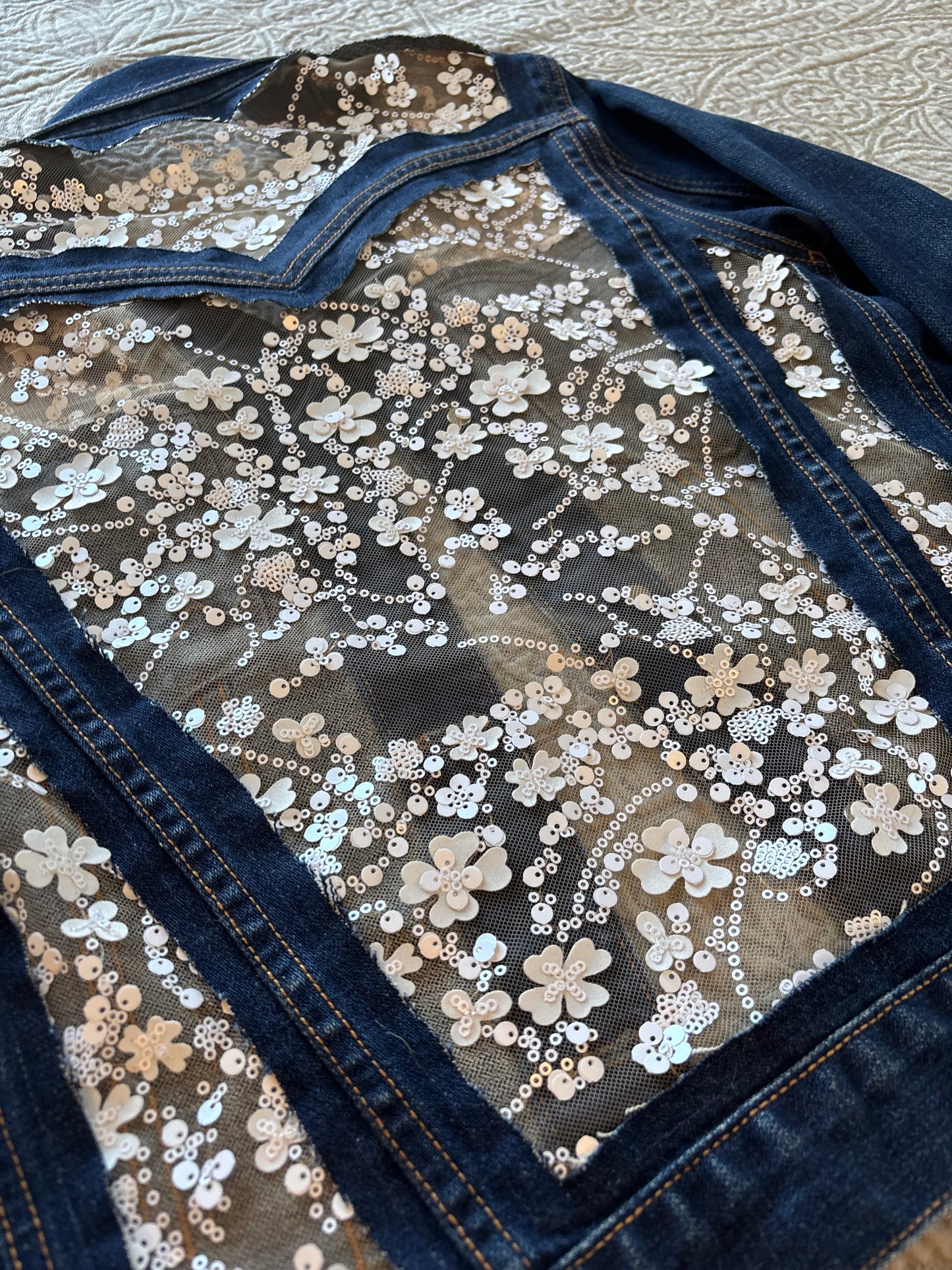 White Floral Dark-Wash Denim Jacket [S]