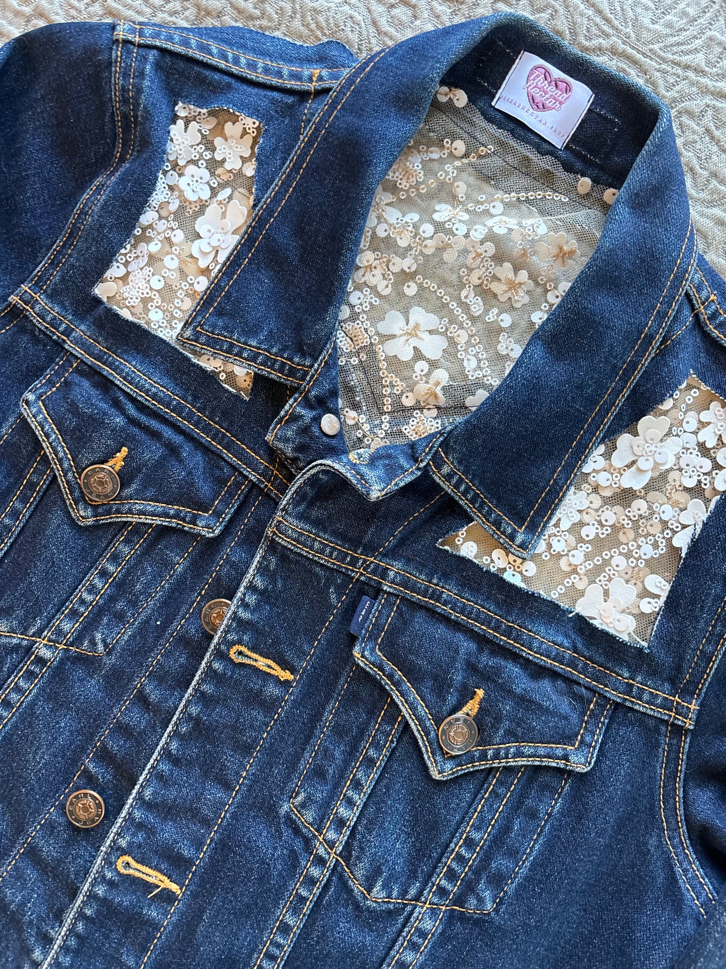 White Floral Dark-Wash Denim Jacket [S]