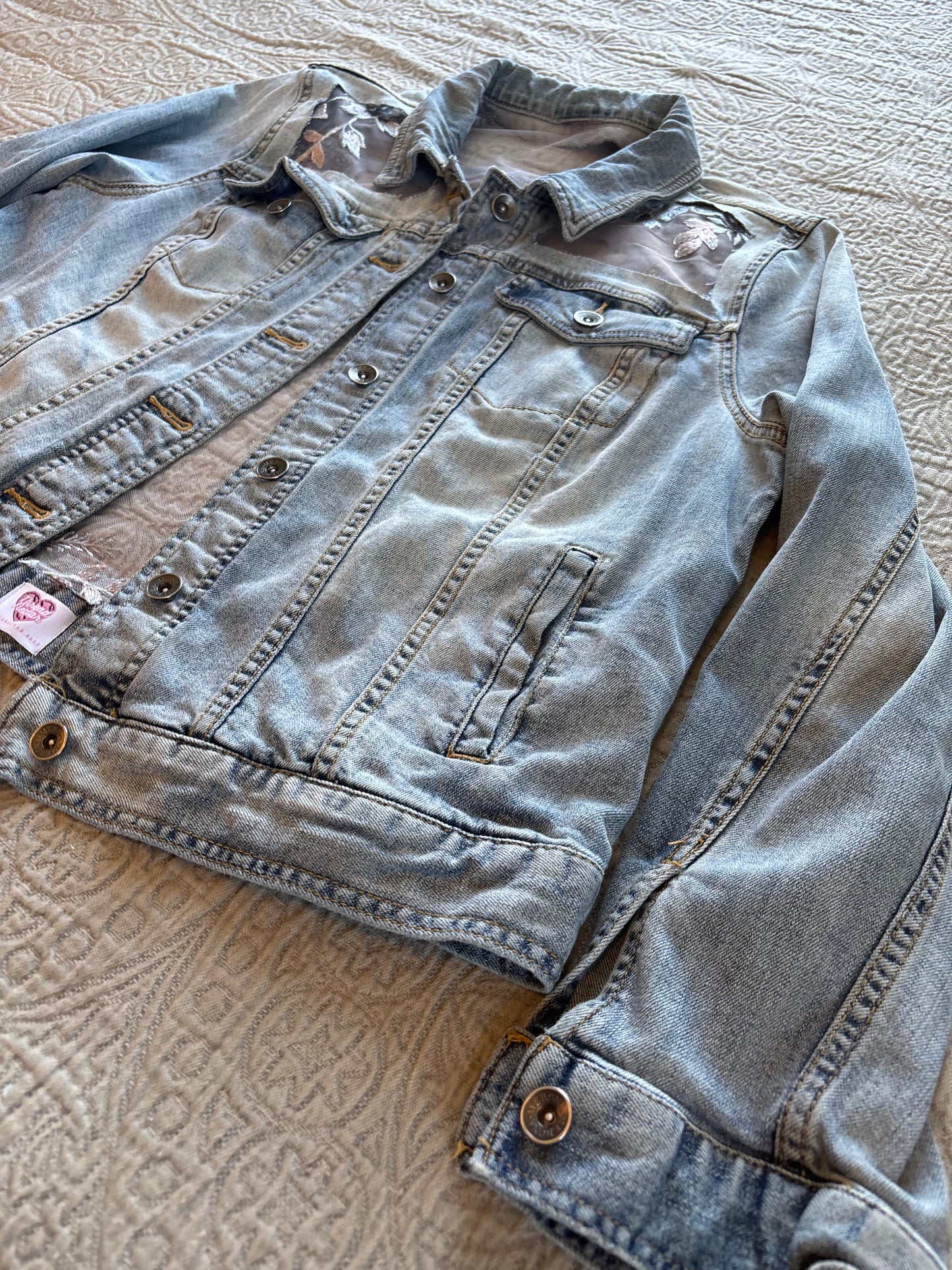 Silver Floral Light-Wash Denim Jacket [XL]