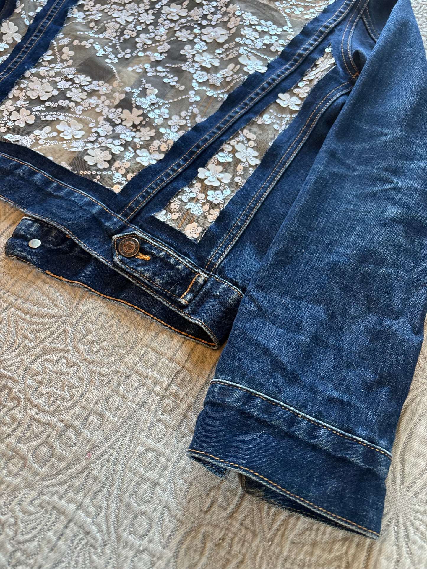 White Floral Dark-Wash Denim Jacket [S]