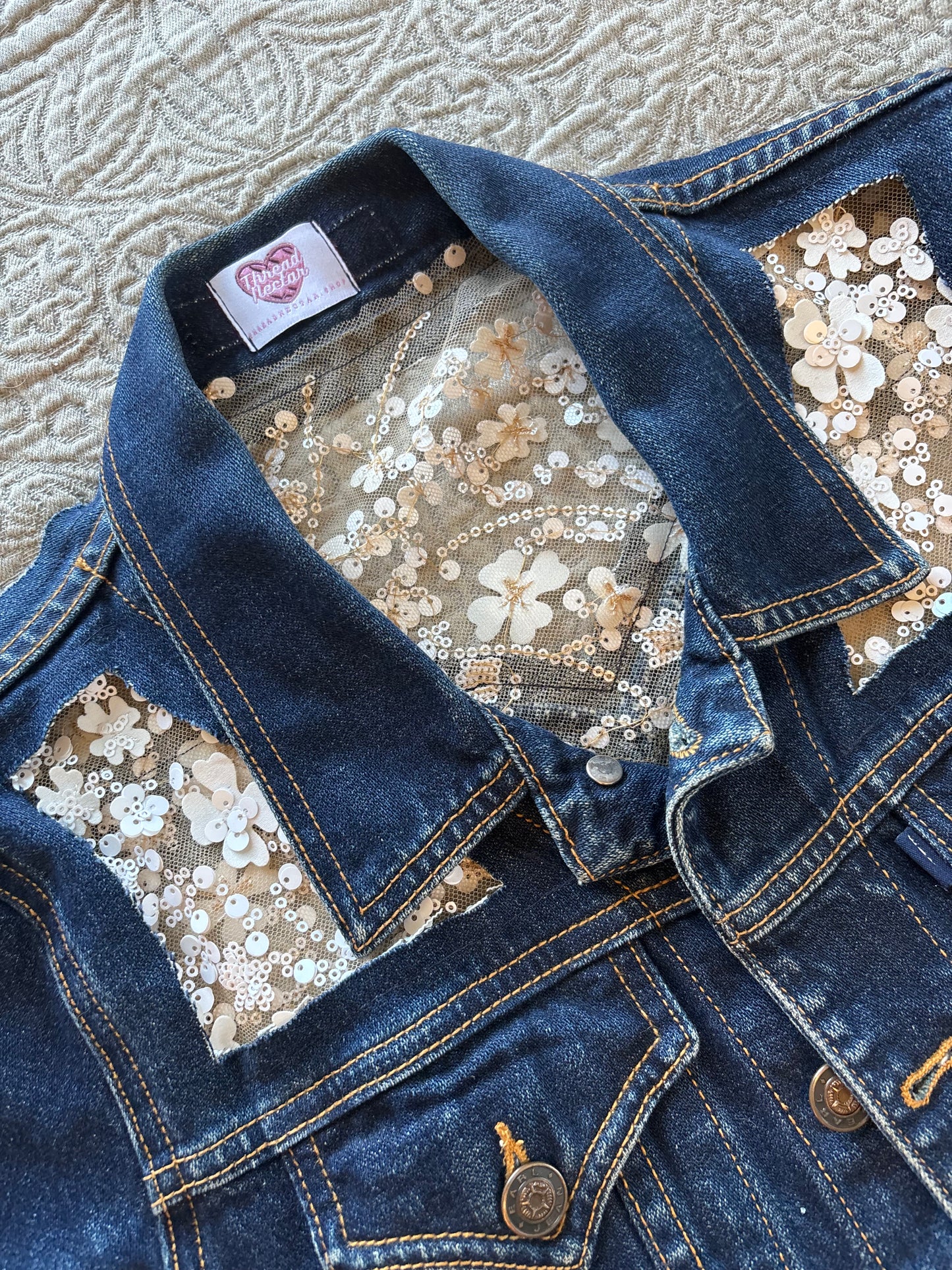 White Floral Dark-Wash Denim Jacket [S]
