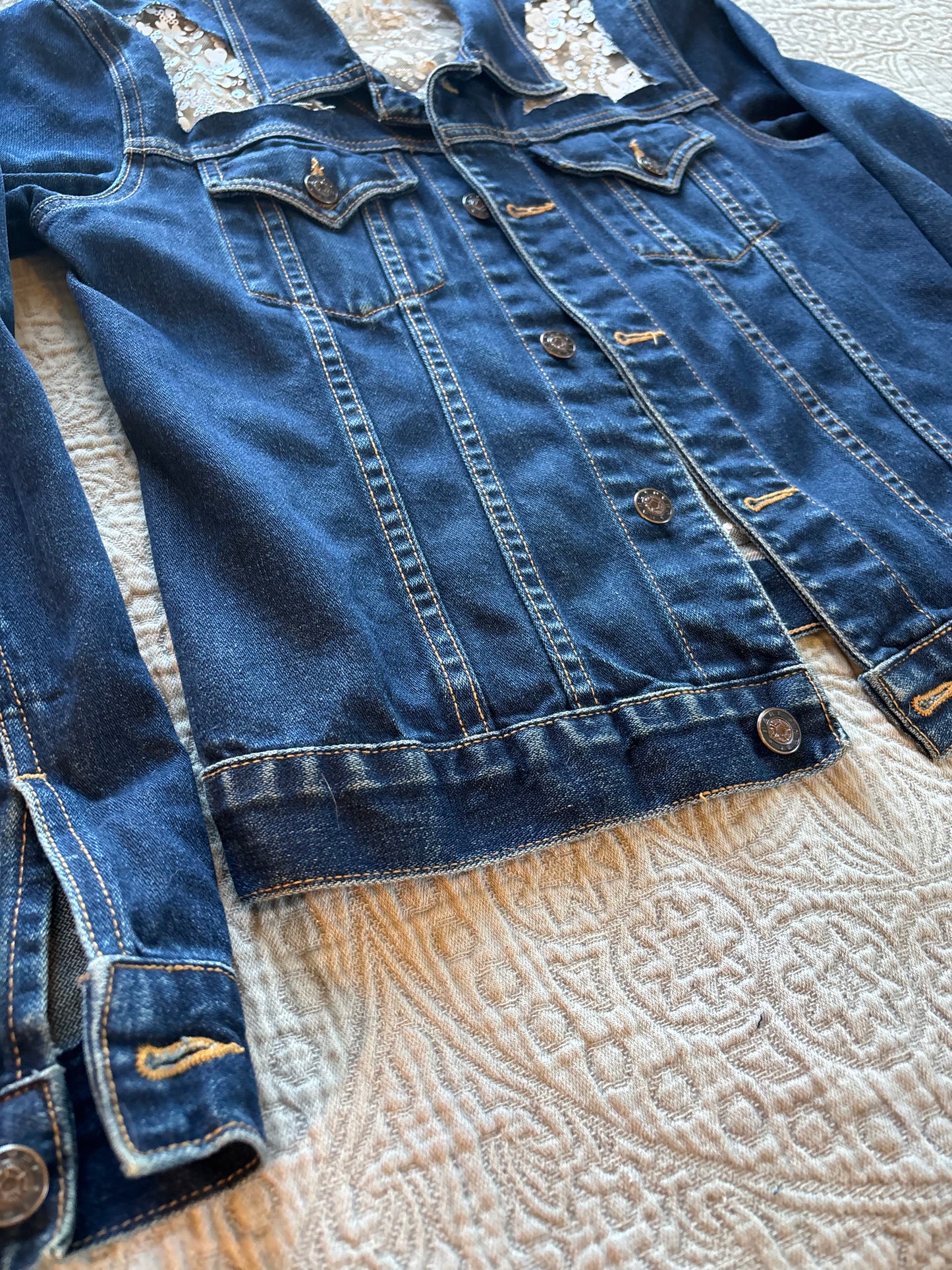 White Floral Dark-Wash Denim Jacket [S]