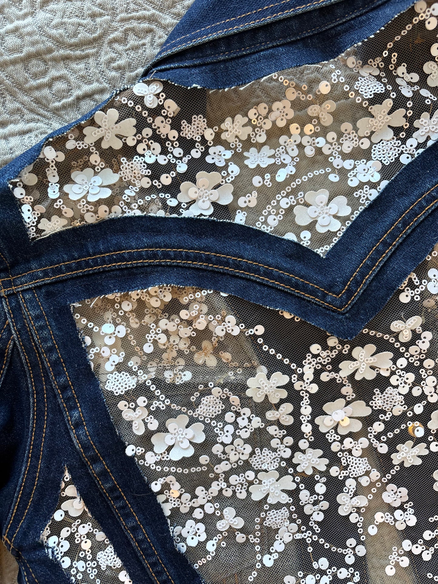 White Floral Dark-Wash Denim Jacket [S]