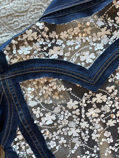 White Floral Dark-Wash Denim Jacket [S]